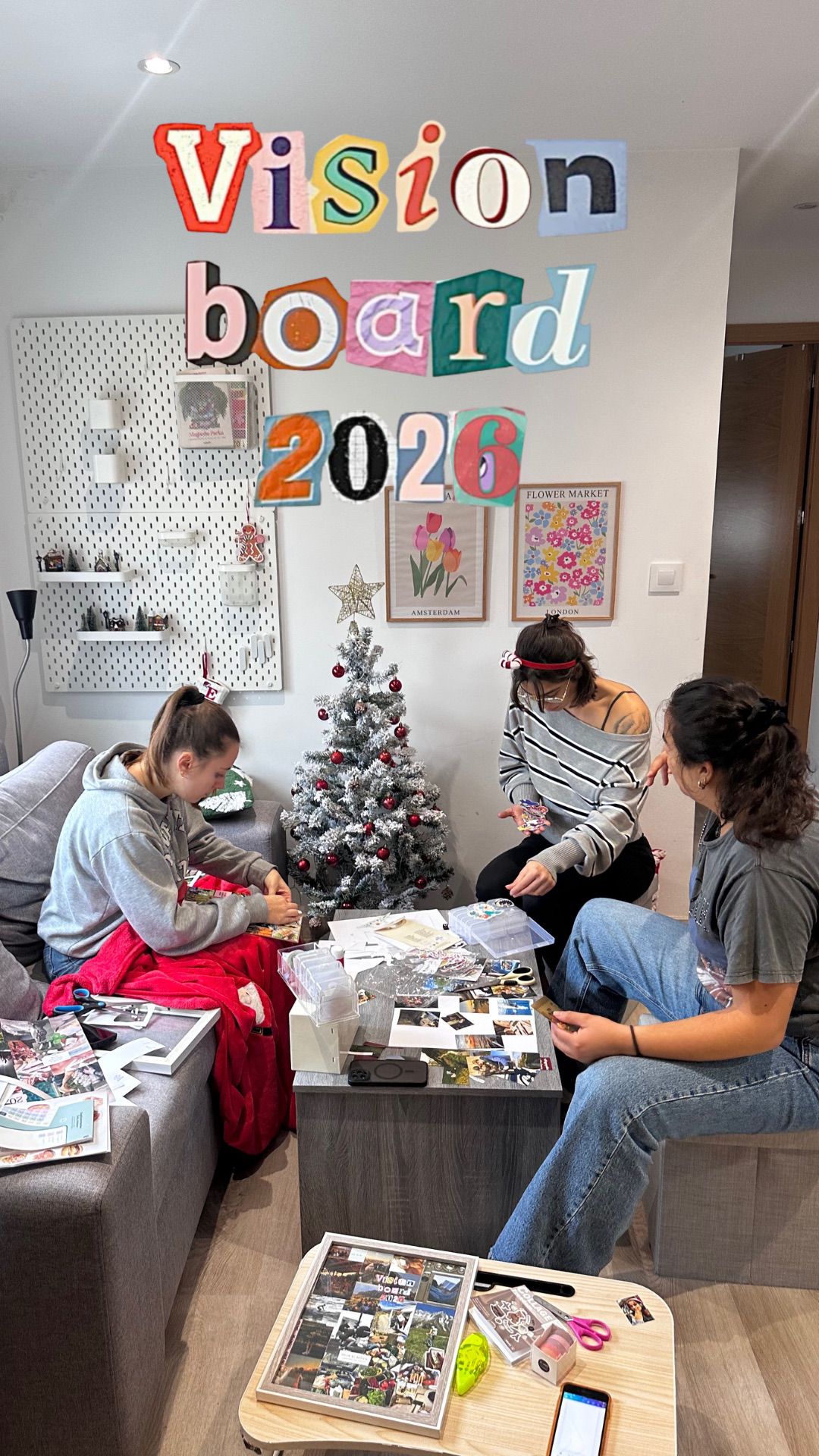 Amigas creando un vision board