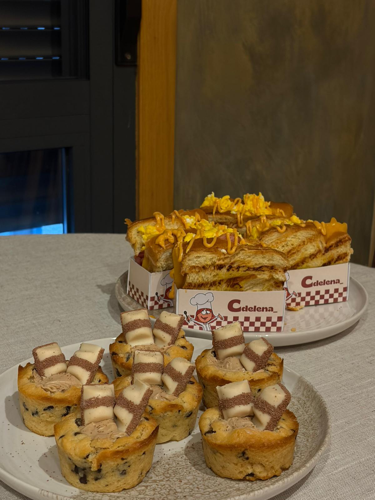 Postres caseros en una mesa